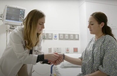 Кодирование Аквилонг в Павловске Врач держит пациентку за руку