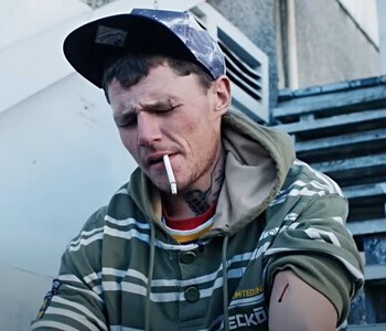 Наркоман с сигаретой во рту закрыл глаза