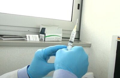 Проведение кодирования Вивитролом в Павловске Шприц с Вивитролом в руках у врача